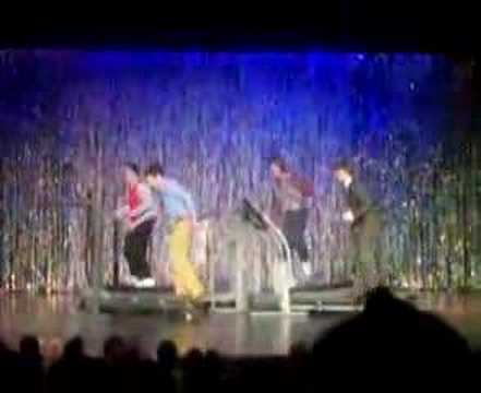 OK Go Fans Dancing on Treadmills - YouTube