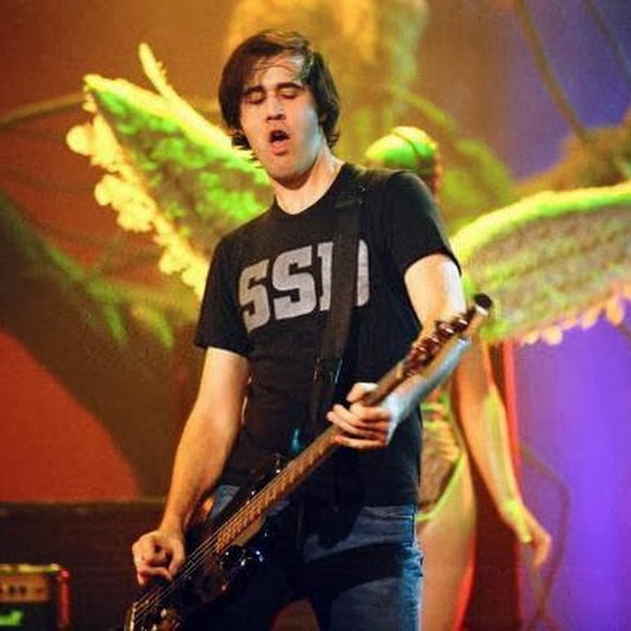 Krist Novoselic Bass NirvanaFacebook